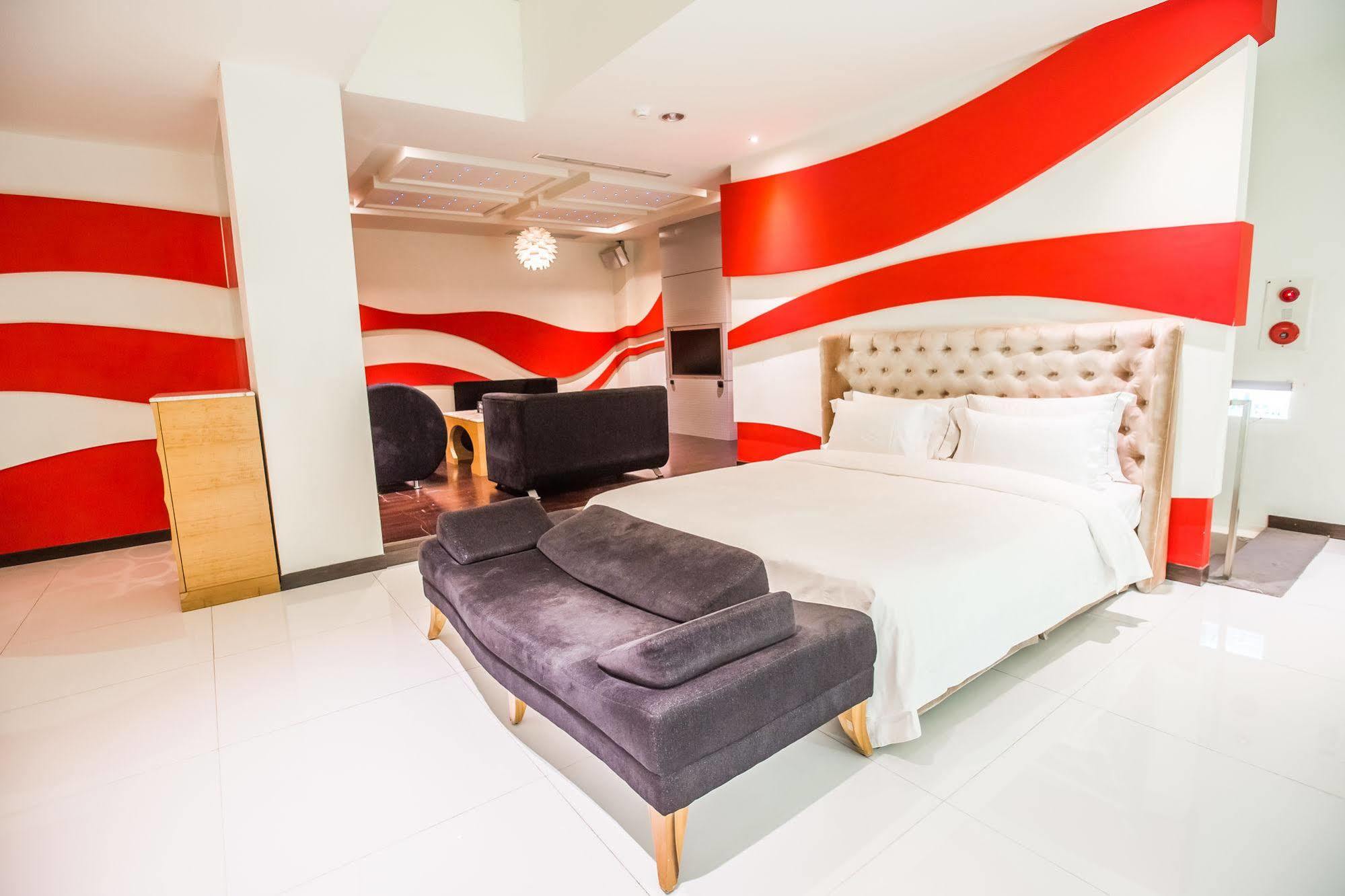โอย่า บูทิก โมเทล สาขาซินหยิง Motel ภายนอก รูปภาพ